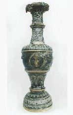 Cây đèn gốm men lam xám thế kỉ XVI