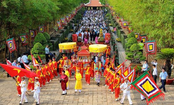 Lễ Giỗ Tổ Hùng Vương diễn ra vào ngày mồng 10-3 âm lịch hàng năm tại Đền Hùng, Việt Trì, Phú Thọ