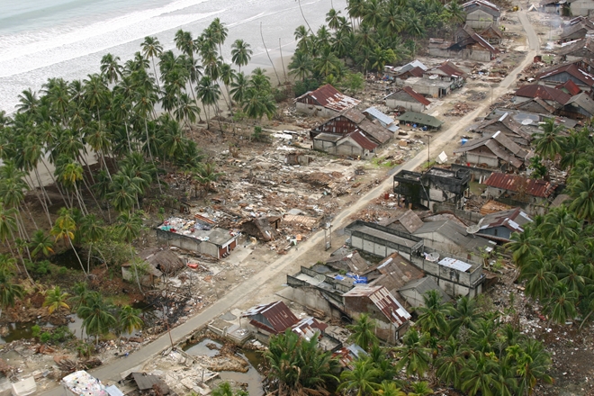 Một ngôi làng ven bờ biển Su-ma-tra đổ nát sau thảm hoạ sóng thần ngày 26/12/2004