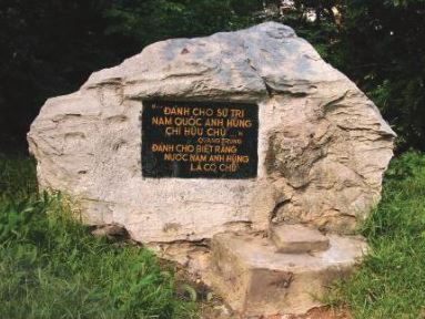 Lời hịch bất hủ của Nguyễn Huệ khắc trên phiến đá (Gò Đống Đa, Hà Nội)