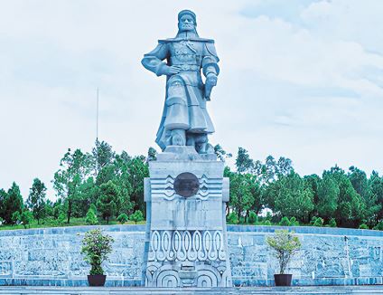 Tượng đài Quang Trung tại Khu di tích lịch sử Núi Bân (Huế)