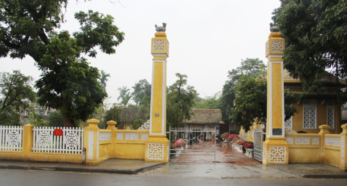 Khu lưu niệm ông già Bến Ngự (tên thường gọi cụ Phan Bội Châu) nằm ở số 15 đường Phan Bội Châu (phường Trường An, TP. Huế)