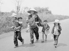 Soạn văn 11 Chạy giặc tóm tắt